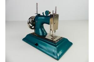 Topper : Casige speelgoednaaimachine (1940's) met originele