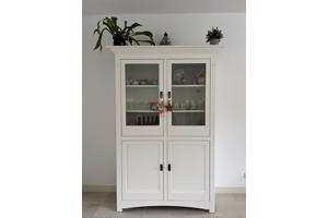 Te koop: massieve houten witte kast.