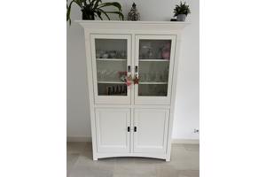 Te koop: massieve houten witte kast.