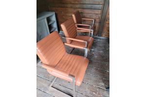 3 cognackleurige stoelen