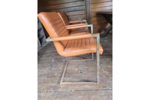 3 cognackleurige stoelen