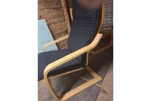 Twee van deze dezelfde stoelen.
