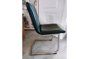 Vier zwart lederen eetkamerstoelen