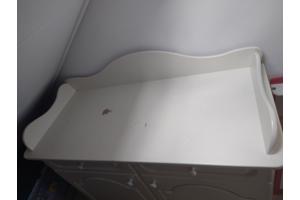 Commode met wandplank