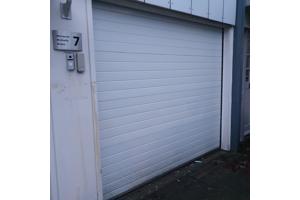 garagedeur wit met deuropener van liftmaster