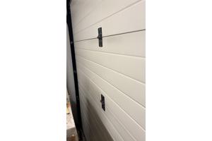 garagedeur wit met deuropener van liftmaster