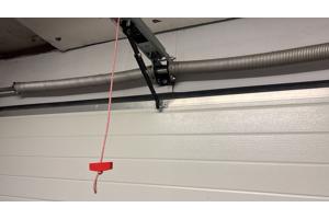 garagedeur wit met deuropener van liftmaster