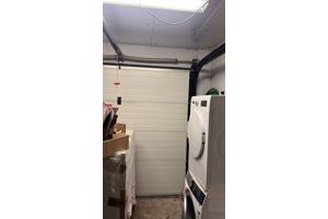 garagedeur wit met deuropener van liftmaster