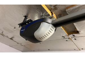 garagedeur wit met deuropener van liftmaster