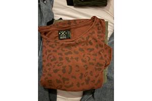 Veel shirts, truien, broeken en blouses