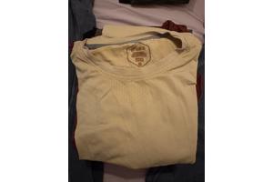 Veel shirts, truien, broeken en blouses