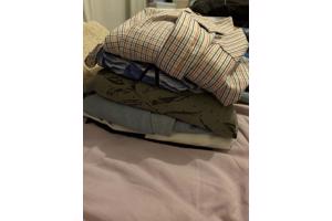 Veel shirts, truien, broeken en blouses