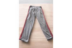 Joggings broek grijs met rode zijstrepen L