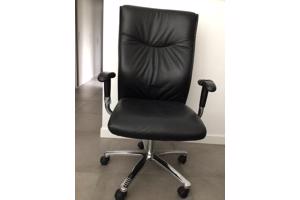 Zwarte bureaustoel, verstelbaar