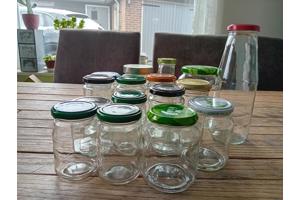 Diverse glazen potjes