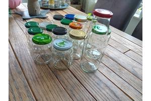 Diverse glazen potjes