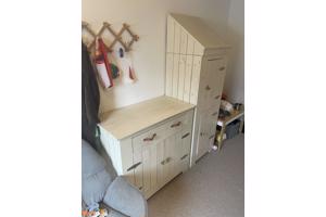 Goede houten kledingkast en commode