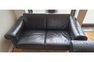 Twee zwarte leren banken