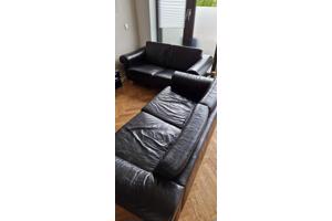 Twee zwarte leren banken