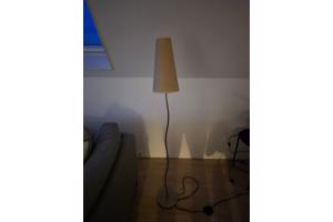 Lamp, uitklaptafel, kapstok en vier IKEA nachtkastjes