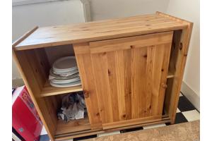 Houten kastje met schuifdeurtjes