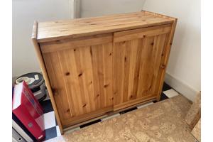 Houten kastje met schuifdeurtjes