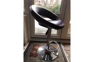 In hoogte verstelbare barkruk