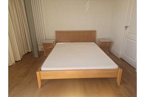 Sfeervol tweepersoonsbed met nachttafeltjes