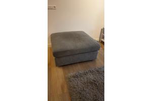 Grijze 3-zitsbank met hocker