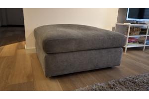 Grijze 3-zitsbank met hocker