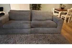 Grijze 3-zitsbank met hocker