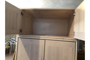 kledingkast met spiegel en laden.