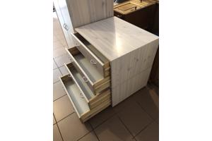 kledingkast met spiegel en laden.