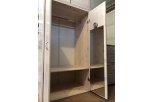 kledingkast met spiegel en laden.