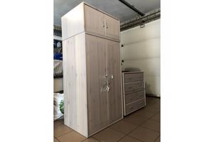 kledingkast met spiegel en laden.