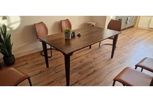 Tafel donker hout
