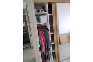 Kast met lig en hang gedeelte. Breed 1.51cm x hoog 2.22 cm x diep 64 cm