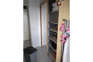 Kast met lig en hang gedeelte. Breed 1.51cm x hoog 2.22 cm x diep 64 cm