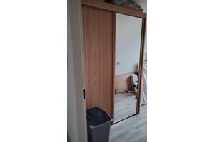 Kast met lig en hang gedeelte. Breed 1.51cm x hoog 2.22 cm x diep 64 cm