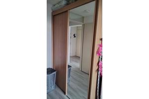 Kast met lig en hang gedeelte. Breed 1.51cm x hoog 2.22 cm x diep 64 cm