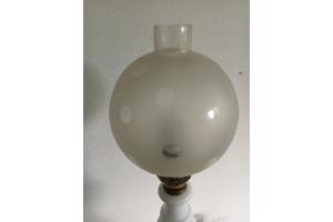 vintage lamp van porselein met losse glazen kap