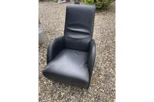 Twee zwart leren fauteuils