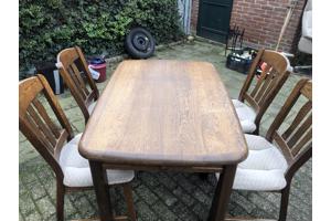 Eettafel met stoelen