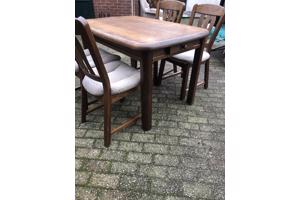 Eettafel met stoelen