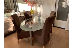 Glazen tafel met 4 bruine stoelen en glazen bijzet tafeltje