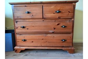 Mooi grenen ladekastje