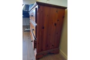 Mooi grenen ladekastje