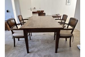 Grote antieke eettafel
