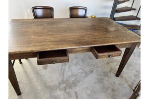 Grote antieke eettafel