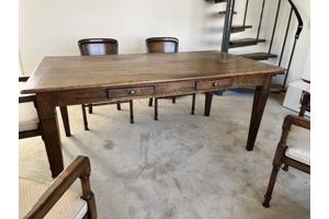Grote antieke eettafel
